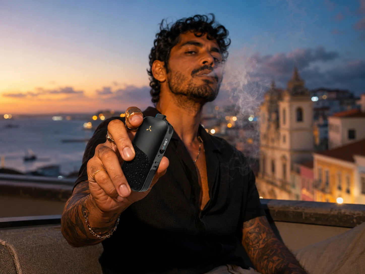 Homem apresentando o vaporizador AirVape Legacy PRO 2 em Salvador