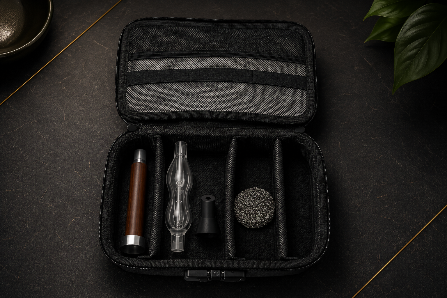 Estojo AirVape aberto com ferramenta dosadora, borbulhador e almofada para concentrados